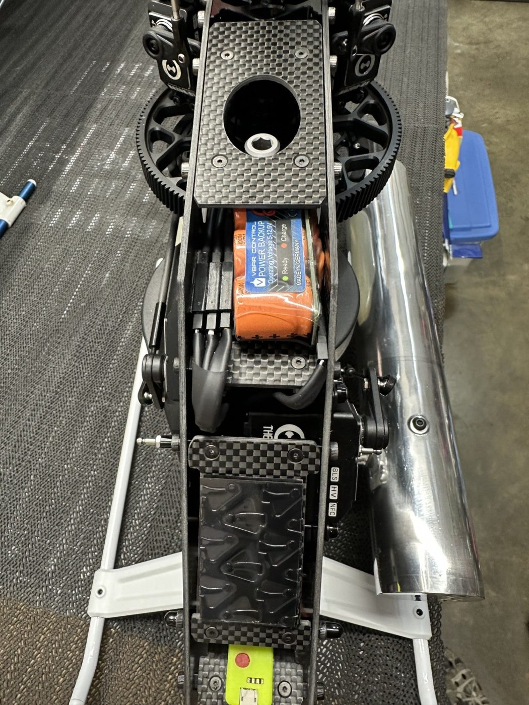 Top-down view of a helicopter frame and battery